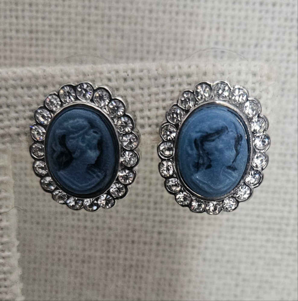 Cameo earrings - small