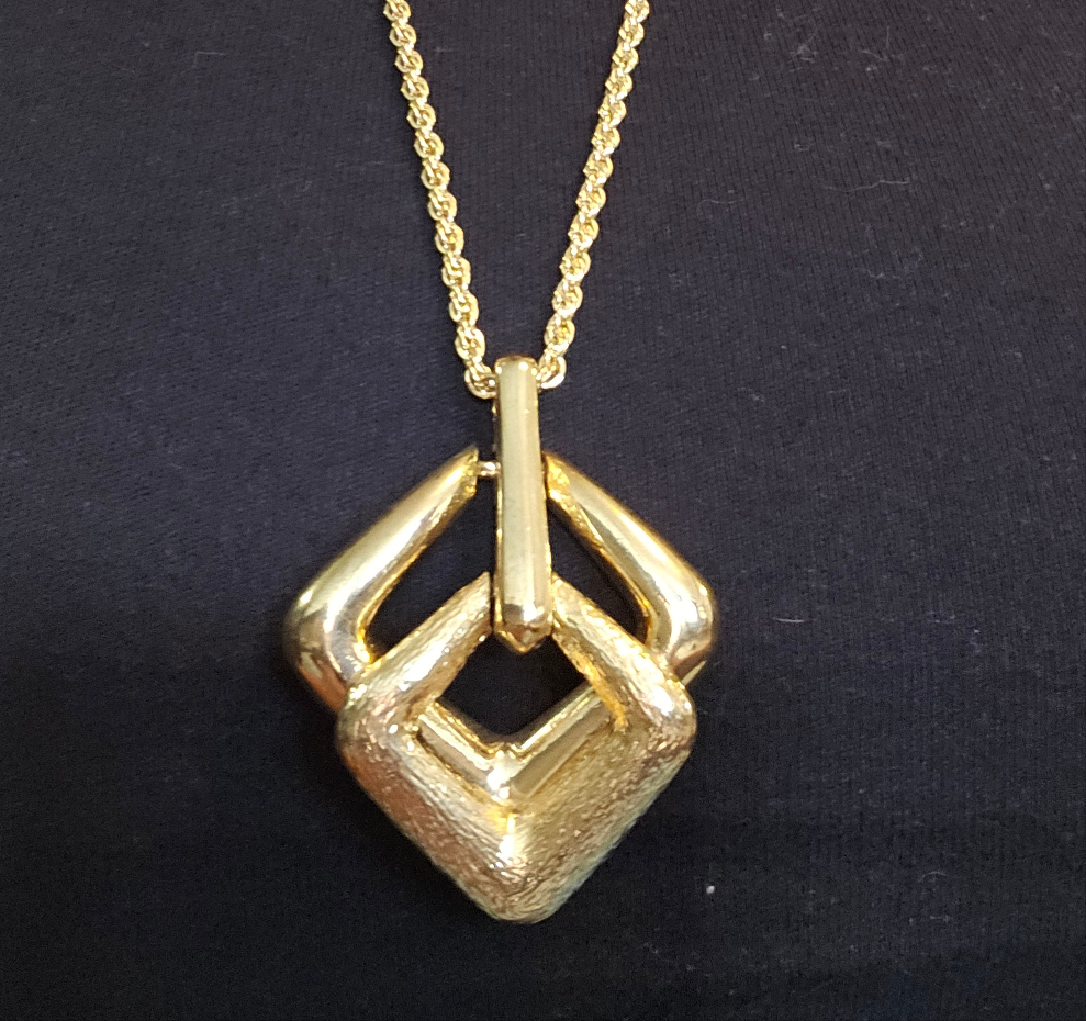 Gold necklace with geometric pendnt