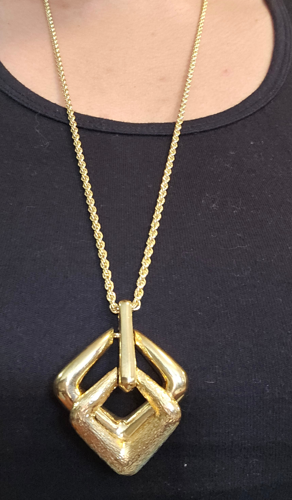 Gold necklace with geometric pendnt