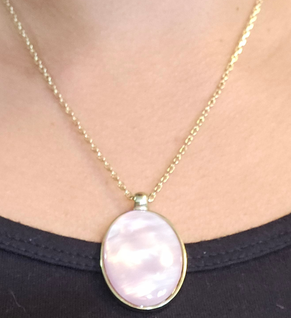 Cabochon pendant on gold chain