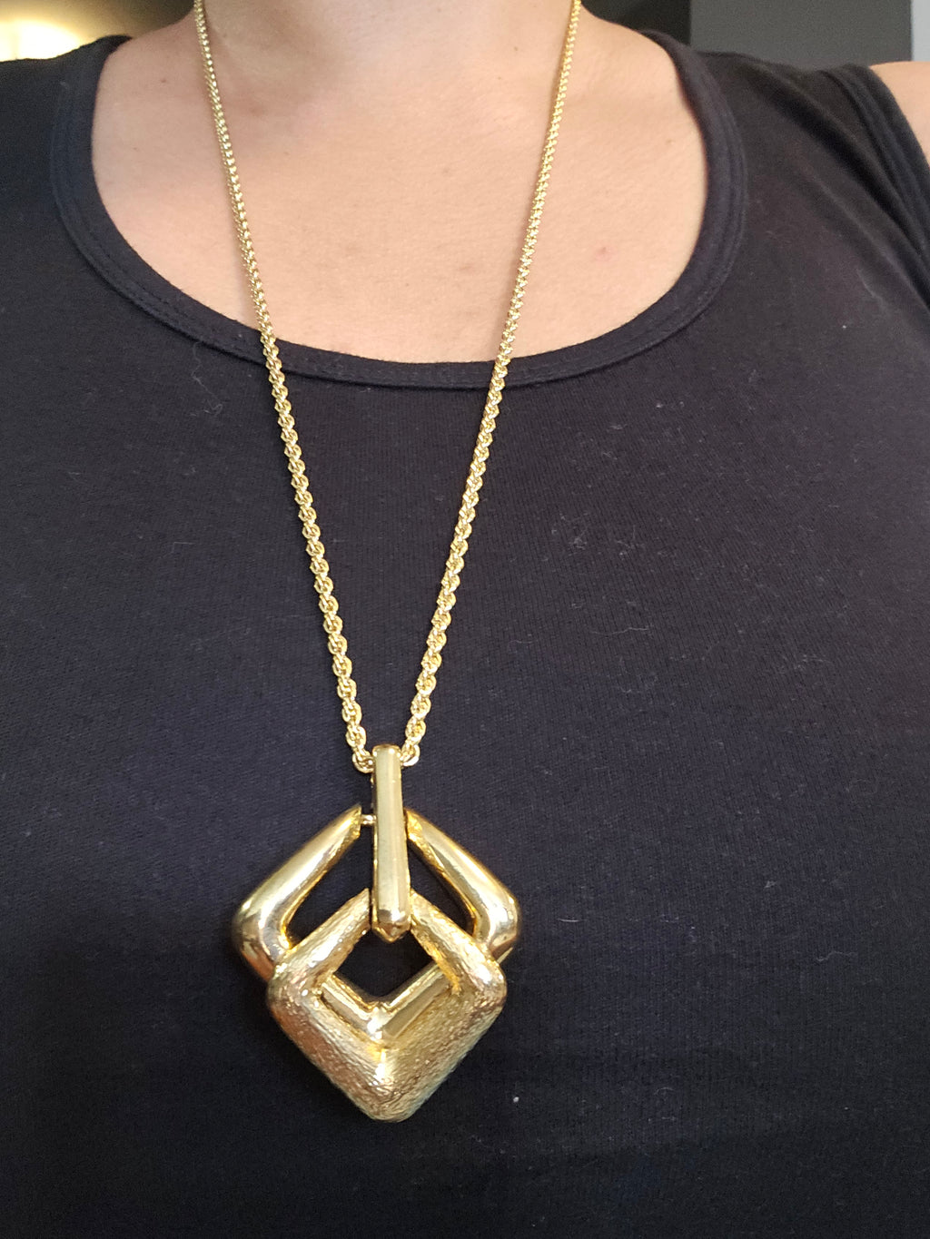 Gold necklace with geometric pendnt
